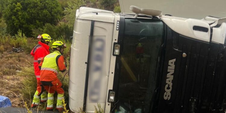 Un accidente por salida de vía en la Font de la Figuera moviliza a los Bomberos de Valencia 1 Un accidente por salida de vía en la Font de la Figuera moviliza a los Bomberos de Valencia
