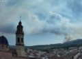 El viento descontrola el incendio de Segorbe y obliga a confinar Gátova y movilizar a la UME