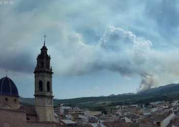 El viento descontrola el incendio de Segorbe y obliga a confinar Gátova y movilizar a la UME
