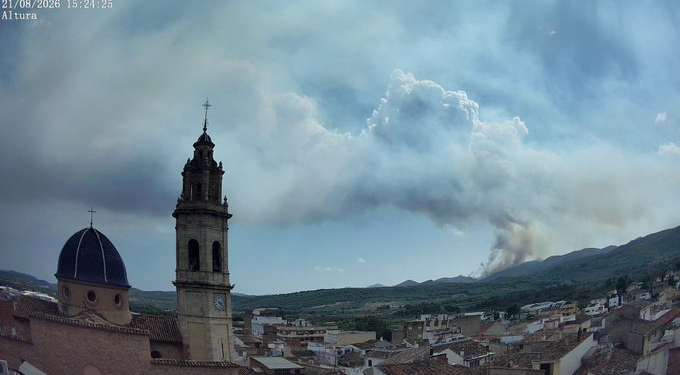 El viento descontrola el incendio de Segorbe y obliga a confinar Gátova y movilizar a la UME 1 El viento descontrola el incendio de Segorbe y obliga a confinar Gátova y movilizar a la UME