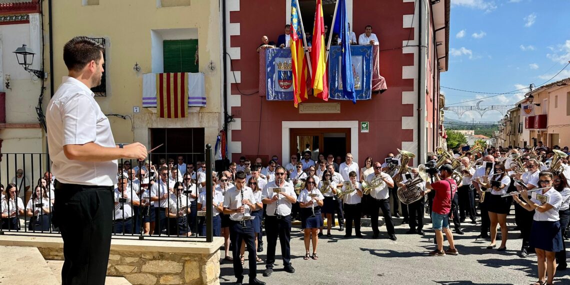 Toni Pérez entrega la tradicional Batuta en la Entrada de Bandas del Camp de Mirra