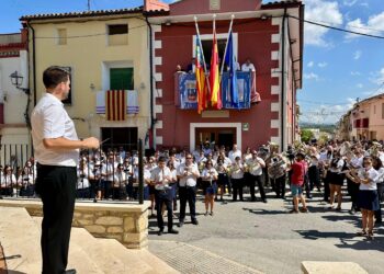 Toni Pérez entrega la tradicional Batuta en la Entrada de Bandas del Camp de Mirra