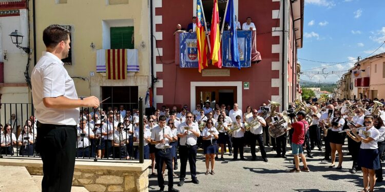 Toni Pérez entrega la tradicional Batuta en la Entrada de Bandas del Camp de Mirra 1 Toni Pérez entrega la tradicional Batuta en la Entrada de Bandas del Camp de Mirra
