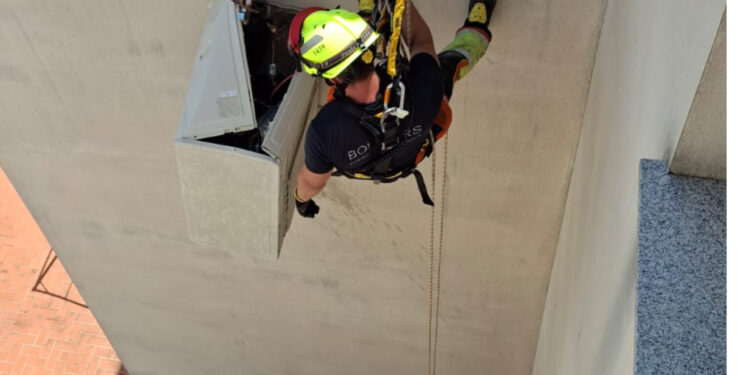 Los Bomberos de Valencia aseguran un aire acondicionado colgado de un primer piso en l’Alcúdia tras el paso del temporal