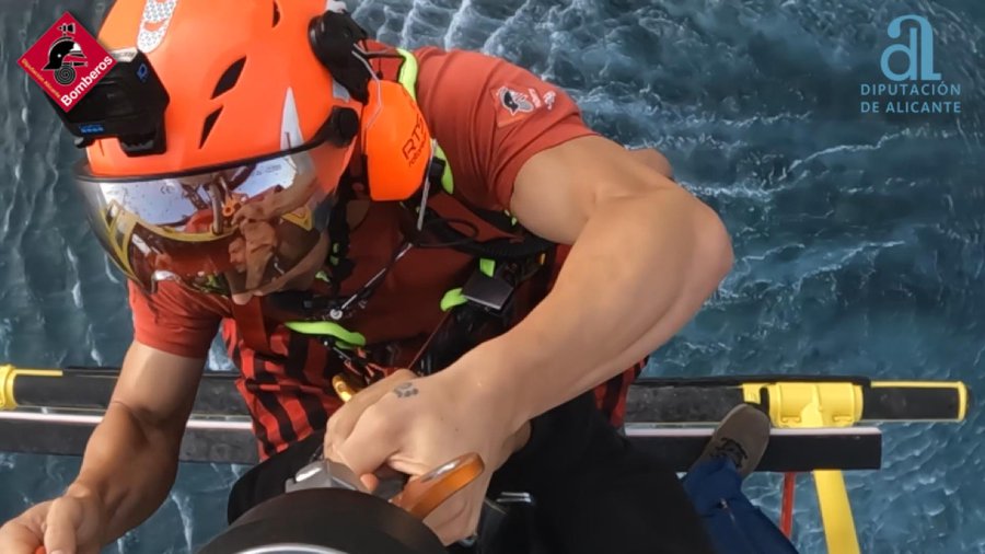 El Consorcio Provincial de Bomberos rescata en helicóptero a un joven atrapado en un acantilado en El Campello 1 El Consorcio Provincial de Bomberos rescata en helicóptero a un joven atrapado en un acantilado en El Campello
