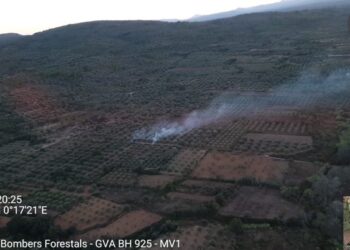 Controlado un incendio de vegetación junto a la N-232 a su paso por Traiguera 15 Controlado un incendio de vegetación junto a la N-232 a su paso por Traiguera