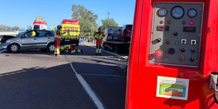 Dos dotaciones de bomberos intervienen en un accidente de tráfico en la AP-7 a la altura de la Ribera 1 Dos dotaciones de bomberos intervienen en un accidente de tráfico en la AP-7 a la altura de la Ribera