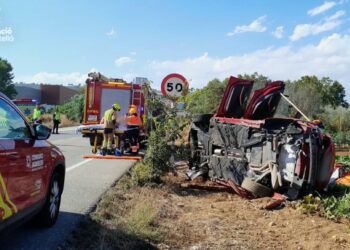 Rescatan a una mujer atrapada en su vehículo en una carretera en La Vall d'Alba