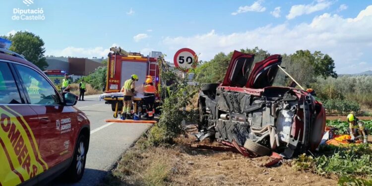 Rescatan a una mujer atrapada en su vehículo en una carretera en La Vall d'Alba 1 Rescatan a una mujer atrapada en su vehículo en una carretera en La Vall d'Alba