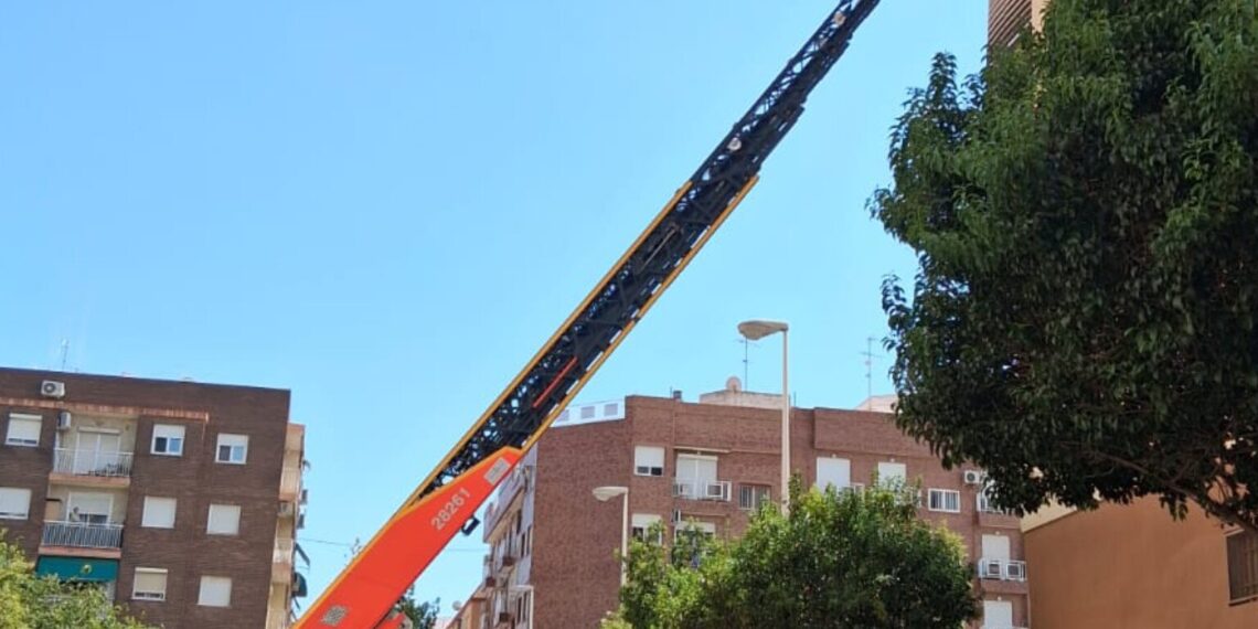 Rescatan a una mujer atrapada en el balcón de su vivienda en Manises 1 Rescatan a una mujer atrapada en el balcón de su vivienda en Manises