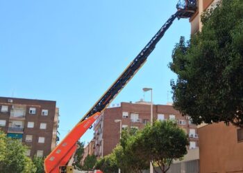 Rescatan a una mujer atrapada en el balcón de su vivienda en Manises