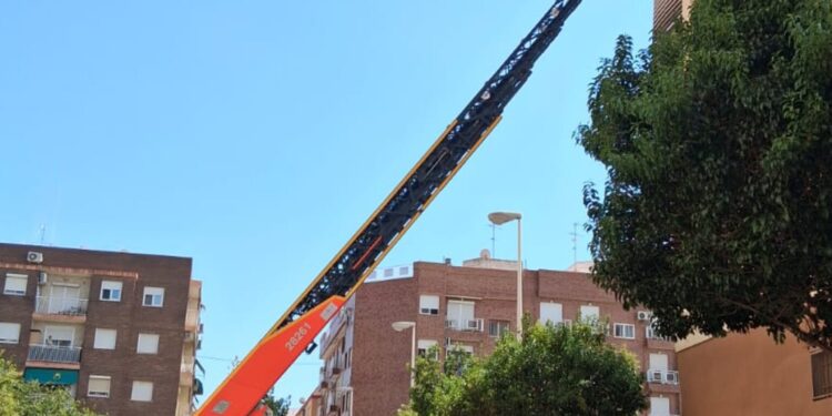 Rescatan a una mujer atrapada en el balcón de su vivienda en Manises 1 Rescatan a una mujer atrapada en el balcón de su vivienda en Manises