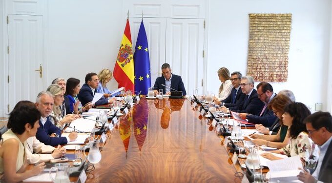 Las dos versiones opuestas del Gobierno de lo ocurrido en Ceuta 30 días después y tras las vacaciones de Sánchez 1 Las dos versiones opuestas del Gobierno de lo ocurrido en Ceuta 30 días después y tras las vacaciones de Sánchez