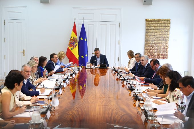 Las dos versiones opuestas del Gobierno de lo ocurrido en Ceuta 30 días después y tras las vacaciones de Sánchez 1 Las dos versiones opuestas del Gobierno de lo ocurrido en Ceuta 30 días después y tras las vacaciones de Sánchez