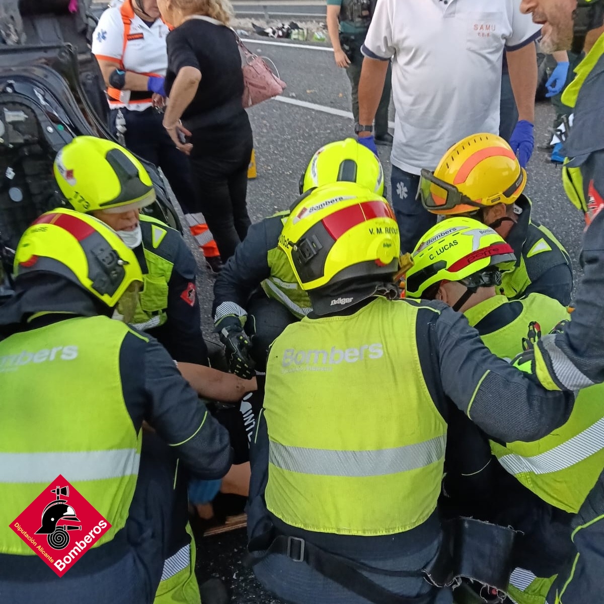 Tres heridos de diversa gravedad tras una aparatosa vuelta de campana en la AP-7 a la altura de Ondara 2 HQof4vBXAAAJFT4