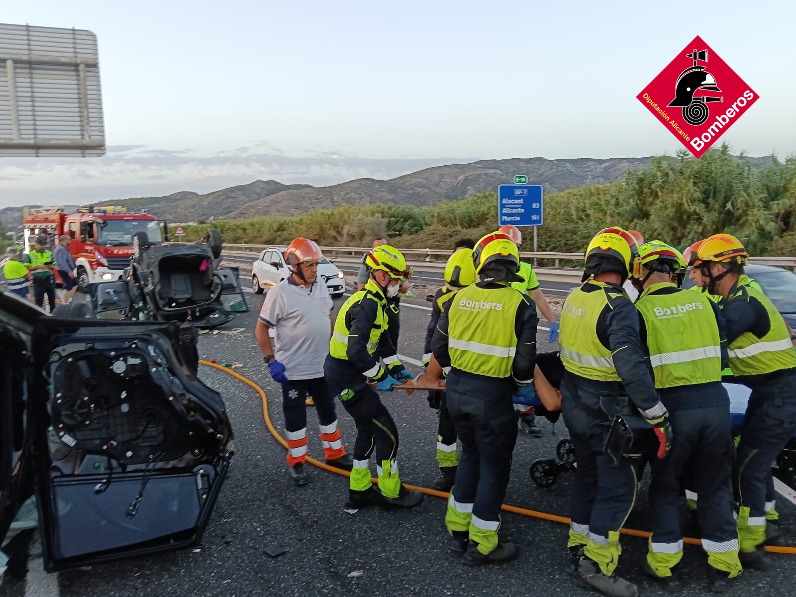 Tres heridos de diversa gravedad tras una aparatosa vuelta de campana en la AP-7 a la altura de Ondara 3 HQof4vHWcAA0CdZ