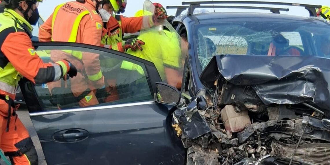 Dos personas atrapadas en un choque frontal en Sueca tras un grave accidente de tráfico 1 Dos personas atrapadas en un choque frontal en Sueca tras un grave accidente de tráfico