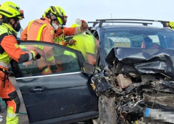 Dos personas atrapadas en un choque frontal en Sueca tras un grave accidente de tráfico