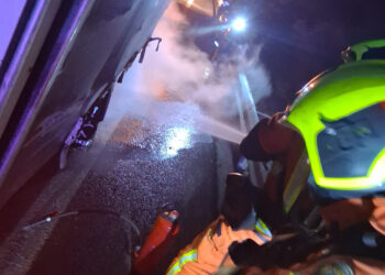 Los Bomberos sofocan el incendio de un camión de madera en la AP-7 a la altura de Museros 14 Los Bomberos sofocan el incendio de un camión de madera en la AP-7 a la altura de Museros