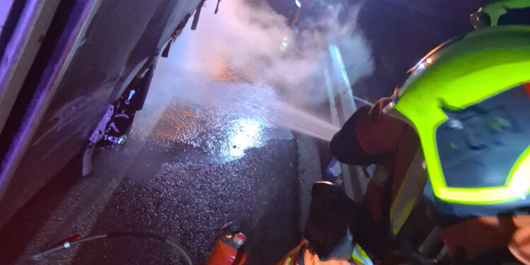 Los Bomberos sofocan el incendio de un camión de madera en la AP-7 a la altura de Museros 1 Los Bomberos sofocan el incendio de un camión de madera en la AP-7 a la altura de Museros