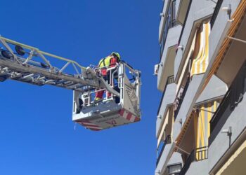Los Bomberos de Valencia rescatan a una anciana tras sufrir una caída y quedar indispuesta en su domicilio de Xeraco
