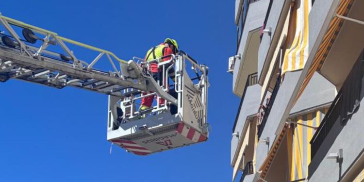 Los Bomberos de Valencia rescatan a una anciana tras sufrir una caída y quedar indispuesta en su domicilio de Xeraco 1 Los Bomberos de Valencia rescatan a una anciana tras sufrir una caída y quedar indispuesta en su domicilio de Xeraco