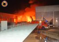 Un incendio en una planta de reciclaje de plástico moviliza a los bomberos en Alberic