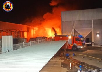 Un incendio en una planta de reciclaje de plástico moviliza a los bomberos en Alberic