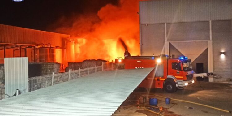 Un incendio en una planta de reciclaje de plástico moviliza a los bomberos en Alberic 1 Un incendio en una planta de reciclaje de plástico moviliza a los bomberos en Alberic