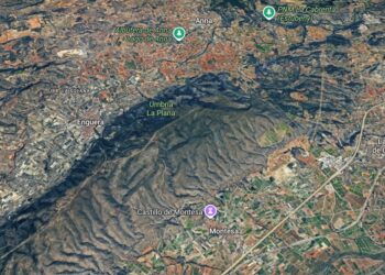 Rayos y fuertes tormentas desatan un incendio forestal entre Montesa y Anna