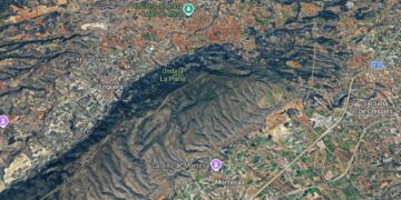 Rayos y fuertes tormentas desatan un incendio forestal entre Montesa y Anna