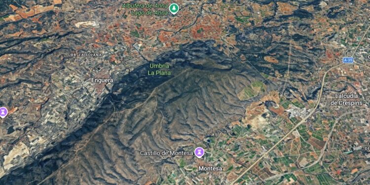 Rayos y fuertes tormentas desatan un incendio forestal entre Montesa y Anna