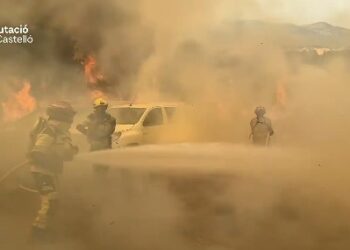 El avance del incendio de Tírig obliga a evacuar Catí tras calcinar cerca de 700 hectáreas