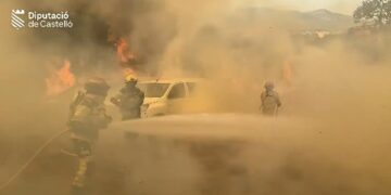 El avance del incendio de Tírig obliga a evacuar Catí tras calcinar cerca de 700 hectáreas