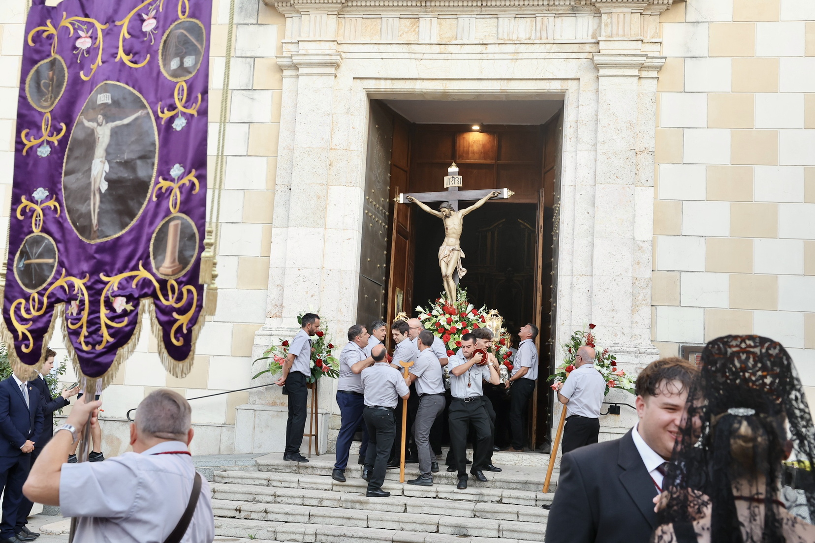 Siete Aguas se vuelca con Marta Mercader Roig en la solemne procesión del Santísimo Cristo de los Afligidos 7 IMG 6454