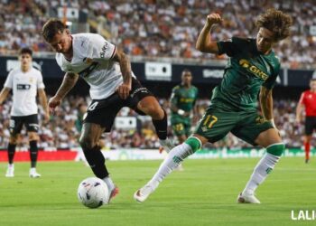 Pablo Maffeo comprende el enfado de Mestalla tras la derrota ante el Betis: «Tenemos que estar todos a una» 14 J1 VCF MAFFEO