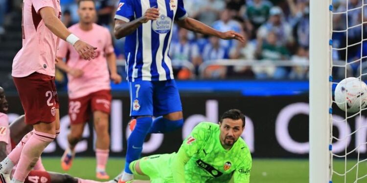 El Valencia CF se hunde en Riazor: derrota por 3-1 ante el Deportivo y sigue sin ganar 1 J3 VCF FINAL