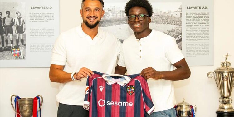 Axel Tape llega cedido al Levante UD desde el Bayer Leverkusen 1 LUD 30082026