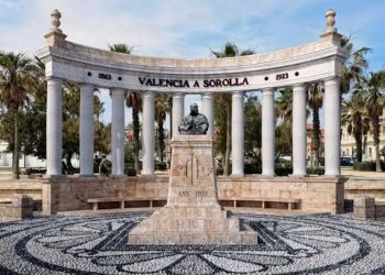 La Asesoria Juridica avala reconstruir el historico monumento a Sorolla en la playa del Cabanyal