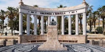 La Asesoria Juridica avala reconstruir el historico monumento a Sorolla en la playa del Cabanyal
