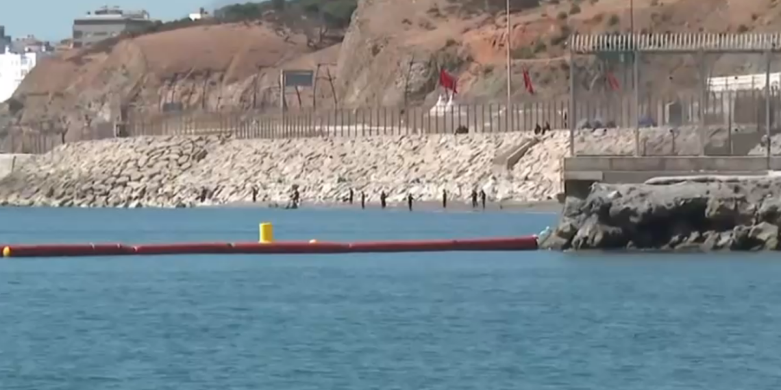La barrera flotante de Ceuta sufre su primer incidente: se desprende uno de los anclajes del espigón del Tarajal 1 La barrera flotante de Ceuta 2