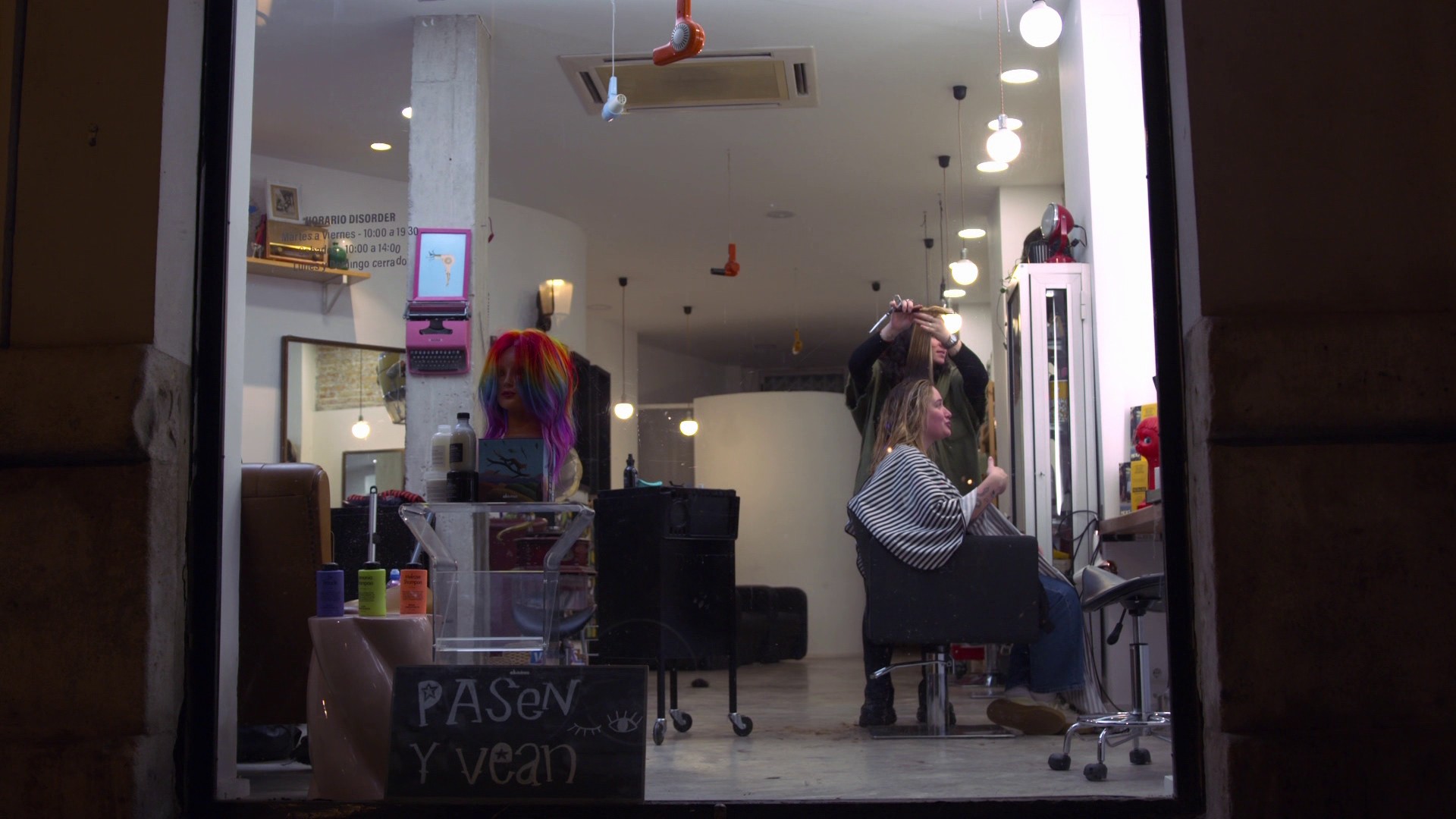 À Punt estrena este jueves 'Historias de la peluquería', un nuevo espacio de entretenimiento conducido por Inés Ballester 2 À Punt estrena este jueves 'Historias de la peluquería', un nuevo espacio de entretenimiento conducido por Inés Ballester