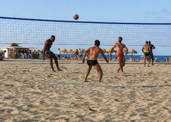 La playa de Valencia se convierte en un gran gimnasio al aire libre 1