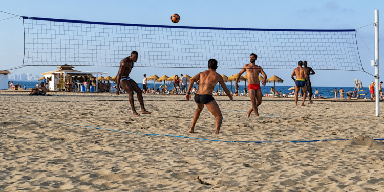 La playa de Valencia se convierte en un gran gimnasio al aire libre: deporte, baile y ocio desde primera hora hasta la noche 1 La playa de Valencia se convierte en un gran gimnasio al aire libre 1