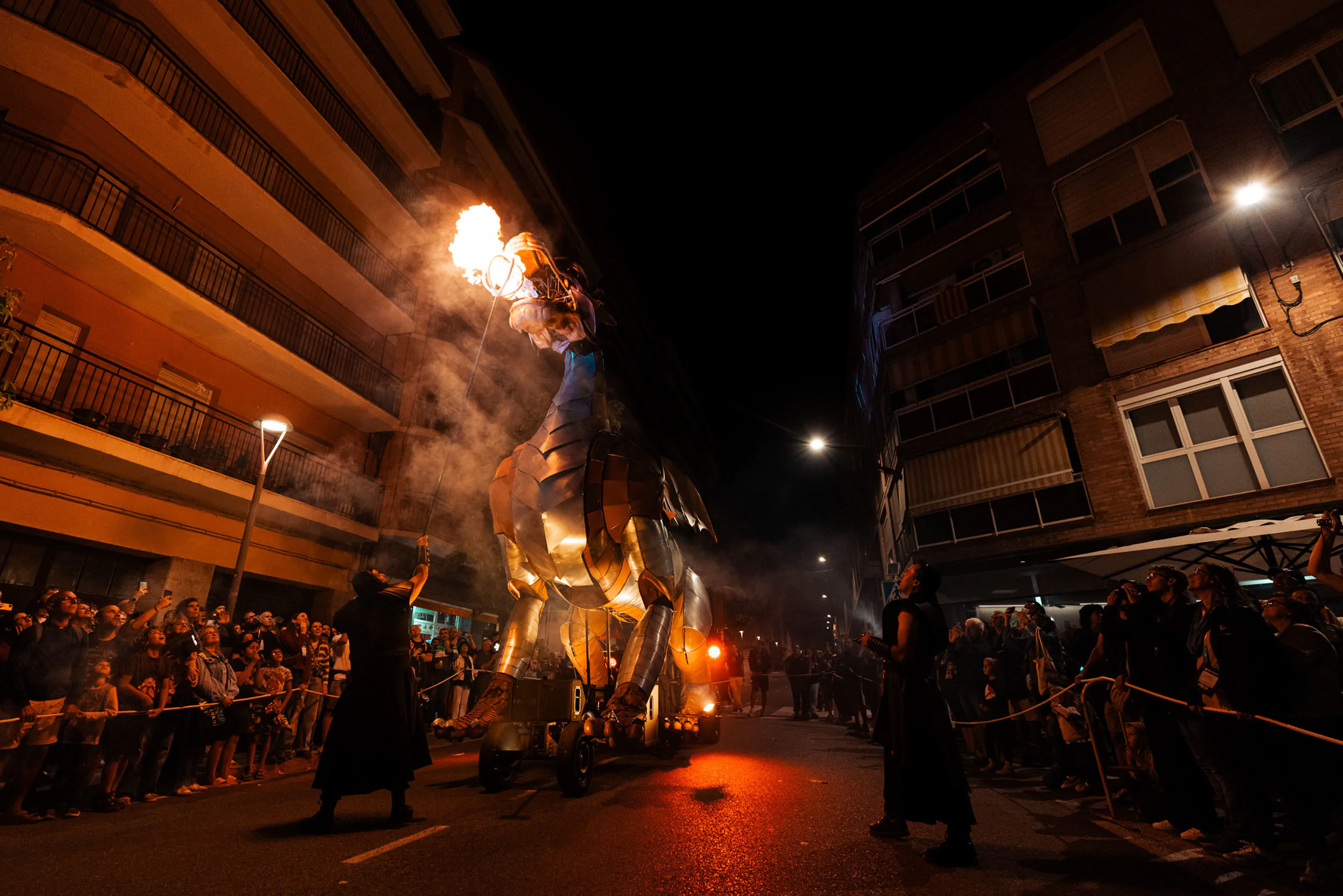 Un dragón gigante de 12 metros tomará la avenida 9 d'Octubre de Puerto de Sagunto este miércoles con el Off Romà 2 M JV Quimera Tarrega 250913 049 scaled 1