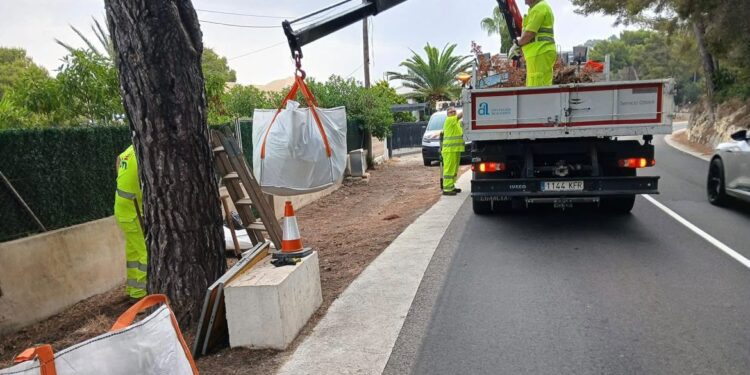 La Diputación de Alicante intensifica la limpieza de la Red Viaria Provincial para ayudar a prevenir incendios forestales