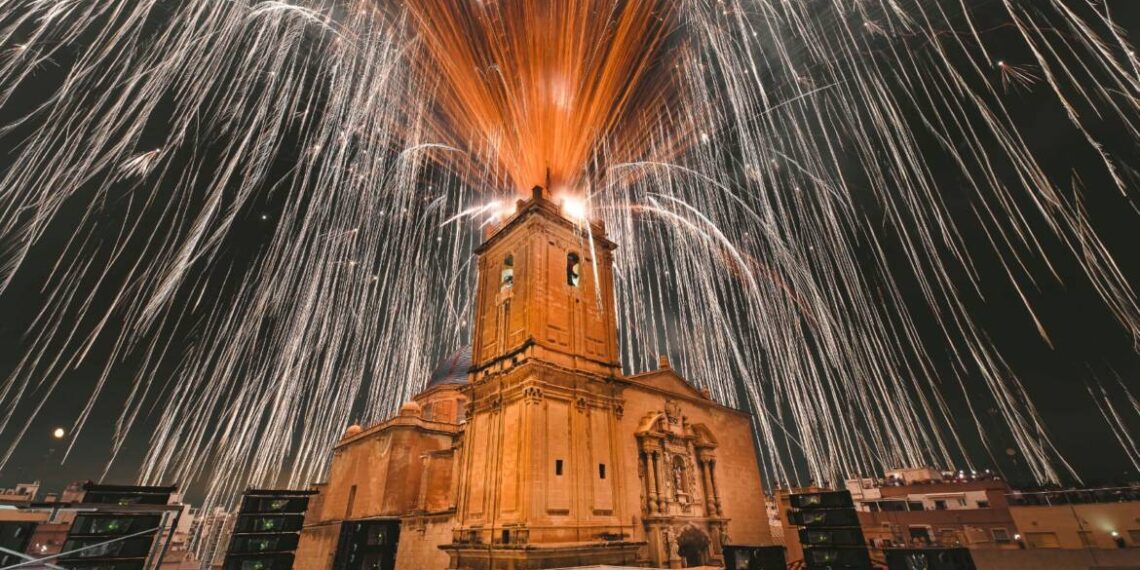 Elche se prepara para una Nit de l’Albà récord: 2,8 toneladas de pólvora illuminarán el cielo ilicitano 1 Elche se prepara para una Nit de l’Albà récord: 2,8 toneladas de pólvora illuminarán el cielo ilicitano