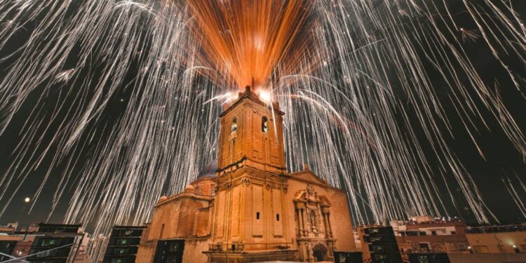 Elche se prepara para una Nit de l’Albà récord: 2,8 toneladas de pólvora illuminarán el cielo ilicitano
