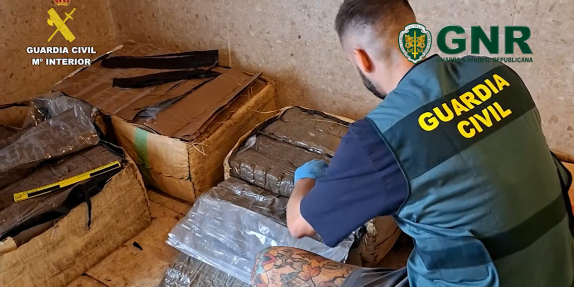 Golpe duro al narcotráfico en la frontera: la Guardia Civil y la GNR incautan más de 10 toneladas de hachís 1 Golpe duro al narcotráfico en la frontera: la Guardia Civil y la GNR incautan más de 10 toneladas de hachís