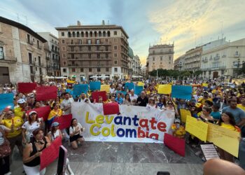 Colombianos en Valencia realizan una vigilia en solidaridad con las víctimas del terremoto en Colombia